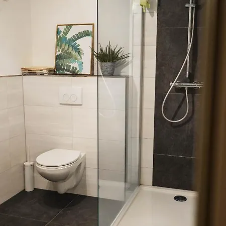 Ruhiges Mit Grossem Balkon Und Stellplatz Διαμέρισμα